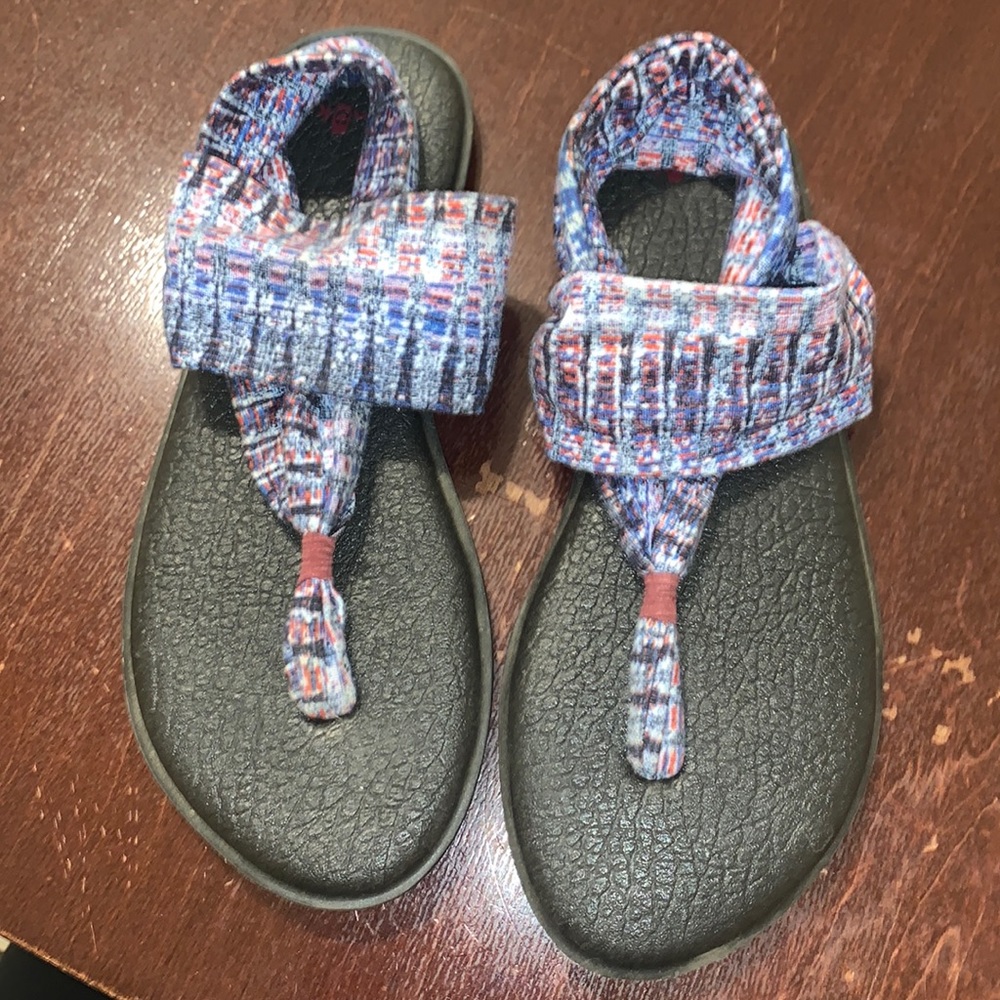 Sanuk size 9 Sandals